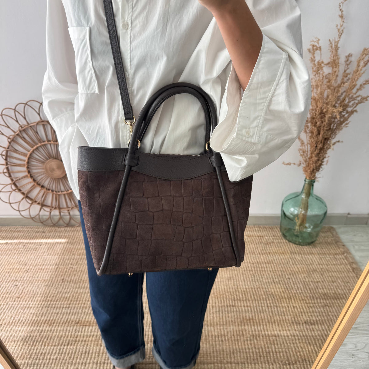 Bolso trapecio serraje y piel marrón chocolate