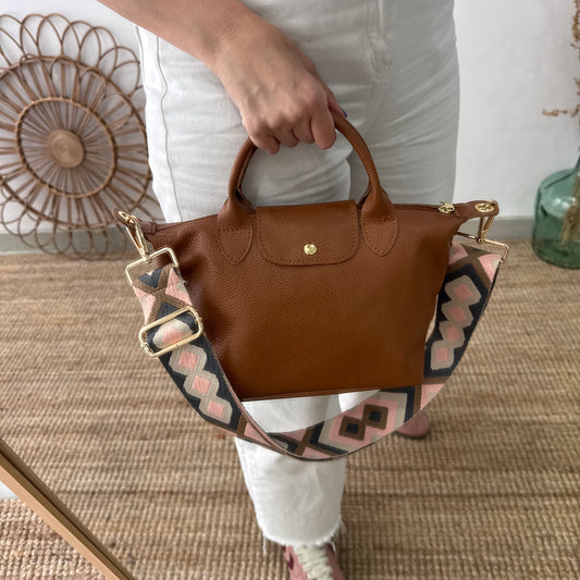 Bolso ovalado piel camel solapa iniciales bordadas