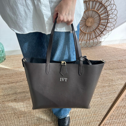 Bolso shopper piel marron cierre iniciales bordadas