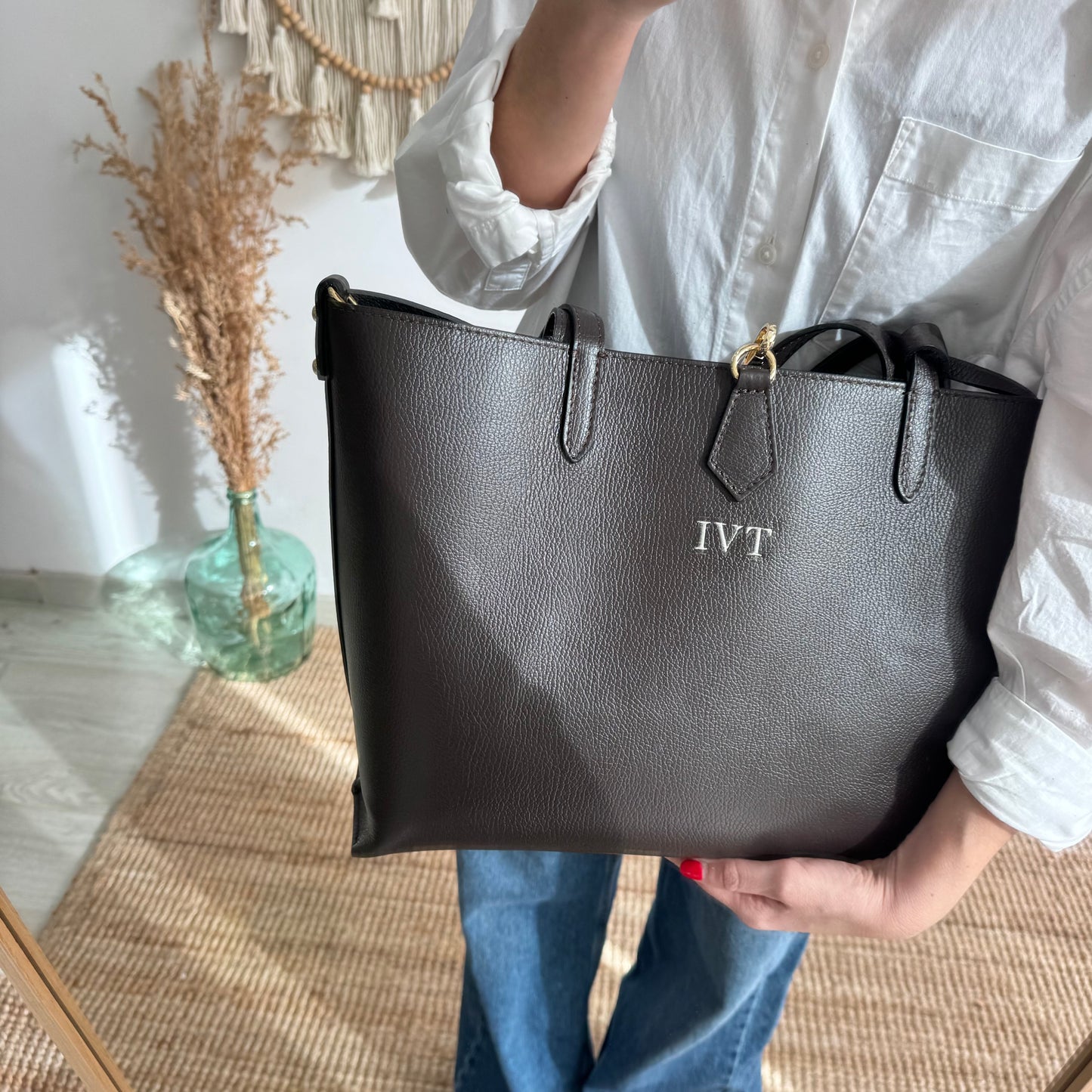 Bolso shopper piel marron cierre iniciales bordadas