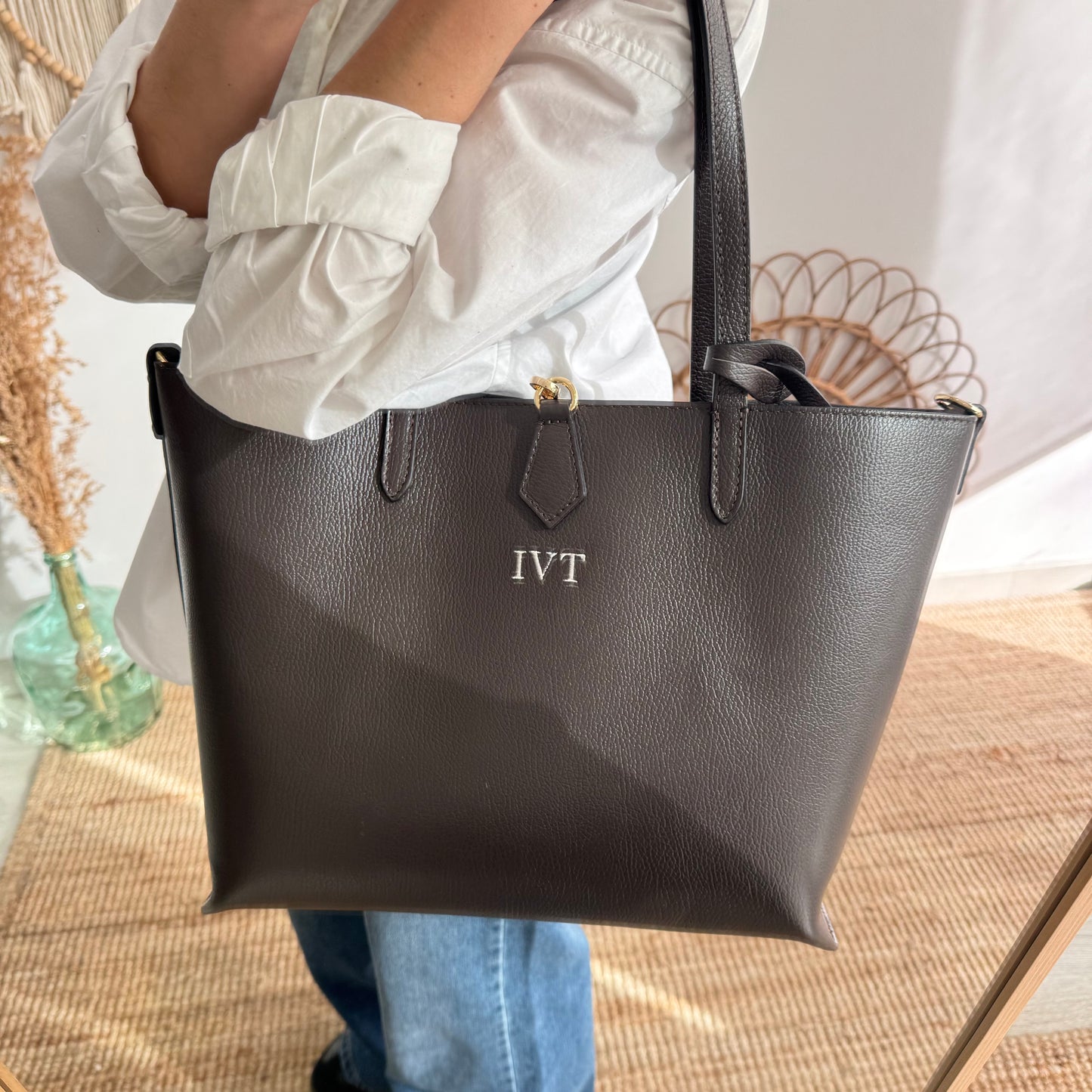 Bolso shopper piel marron cierre iniciales bordadas