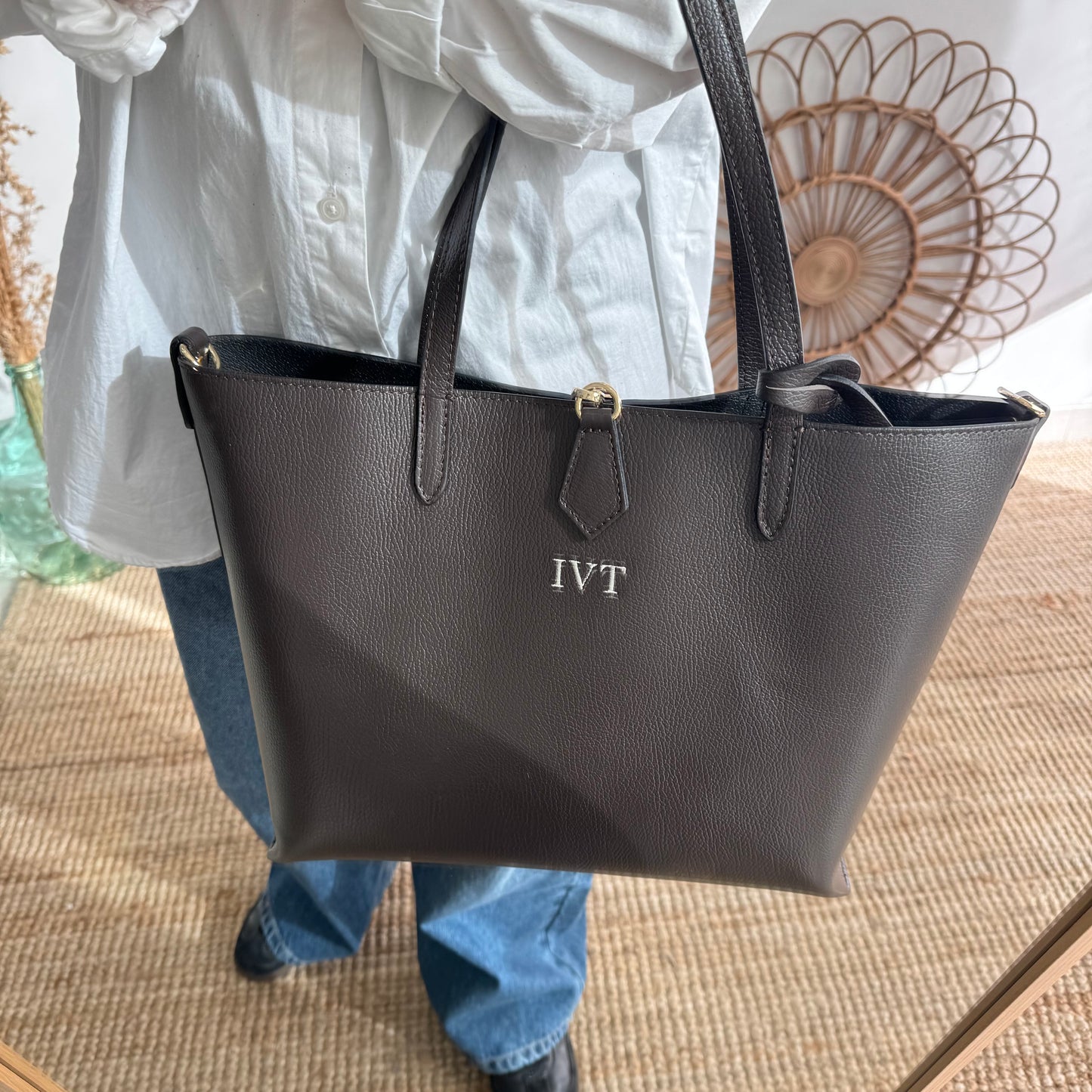 Bolso shopper piel marron cierre iniciales bordadas