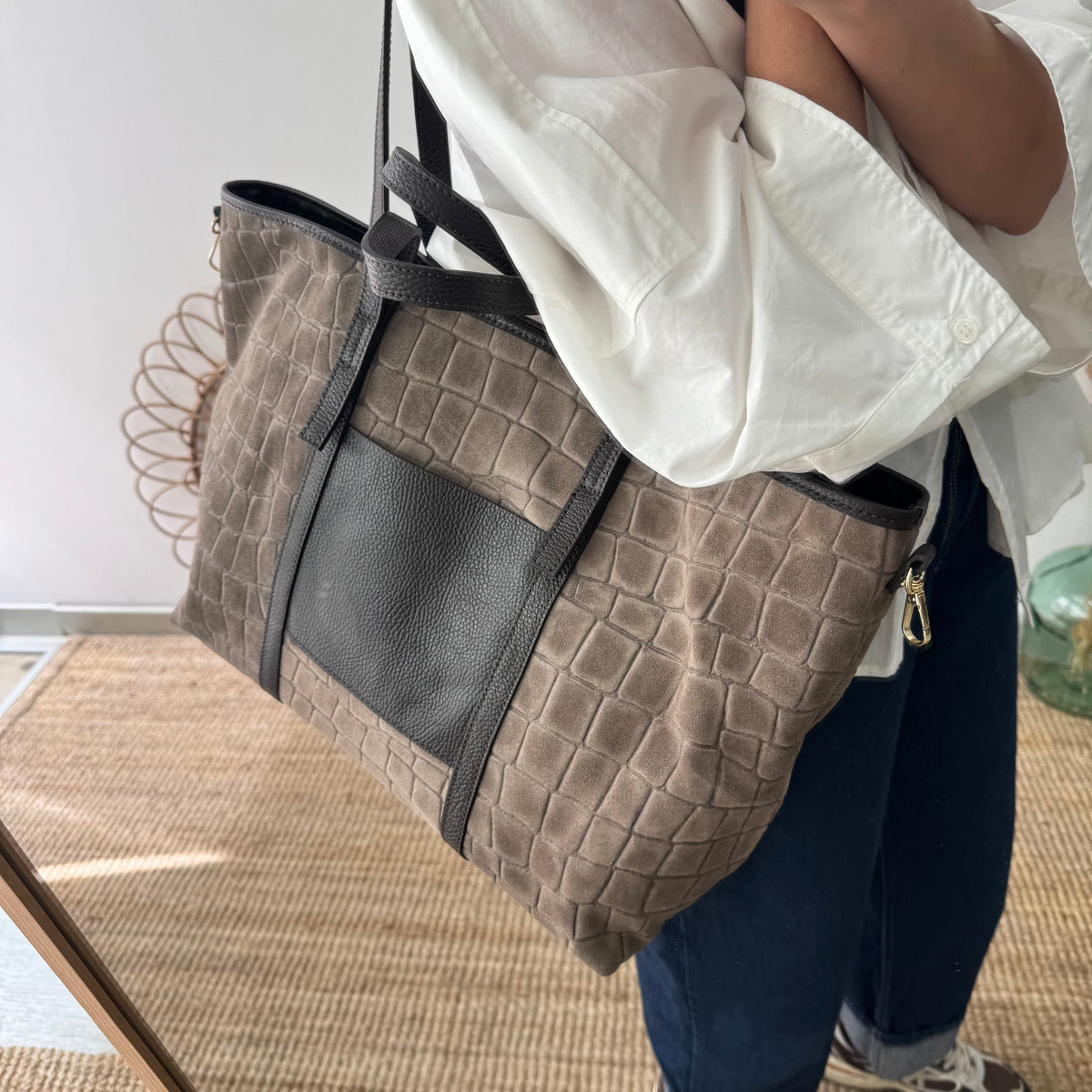 Bolso shopper bolsillo serraje y piel taupe