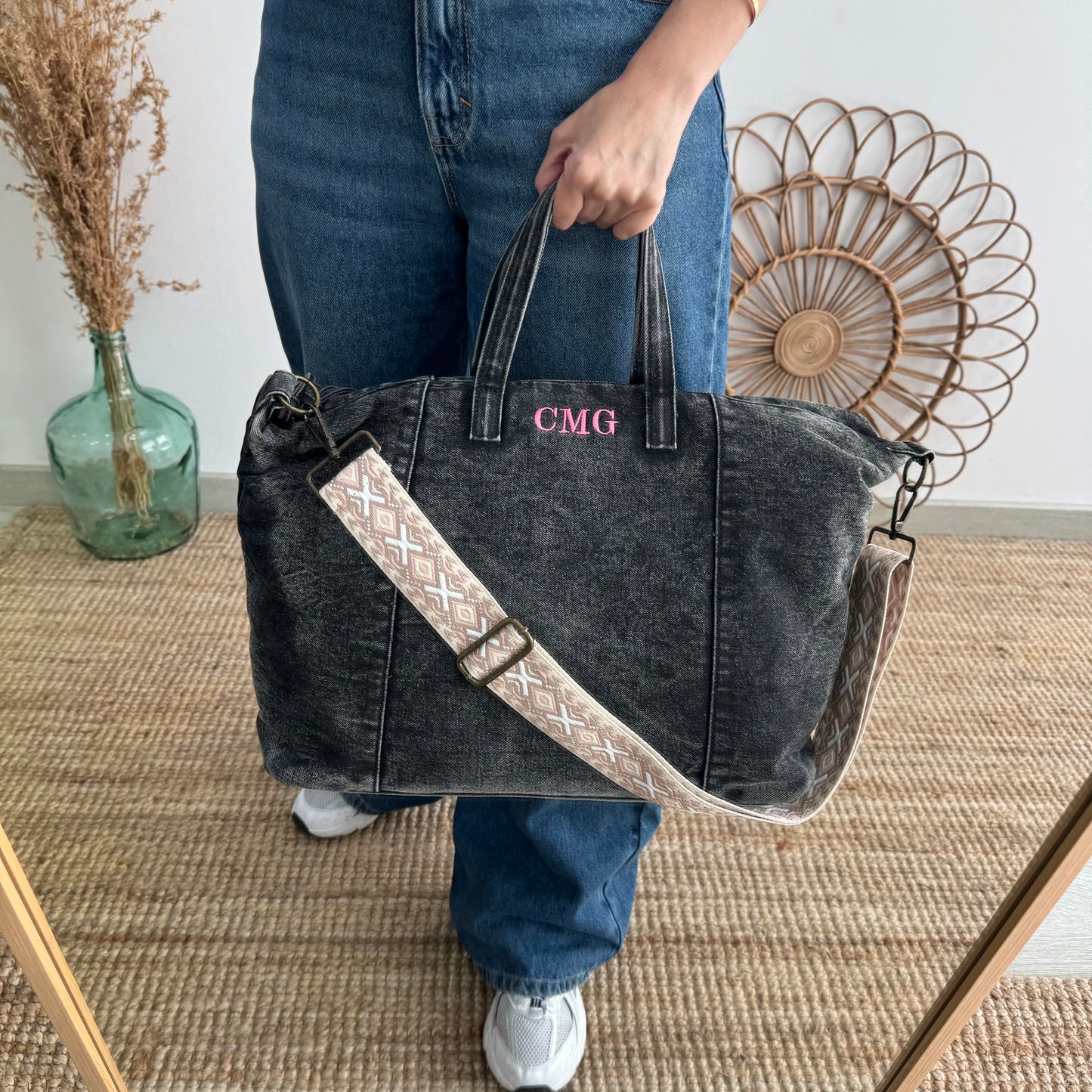 Bolsa denim ovalada negro iniciales bordadas