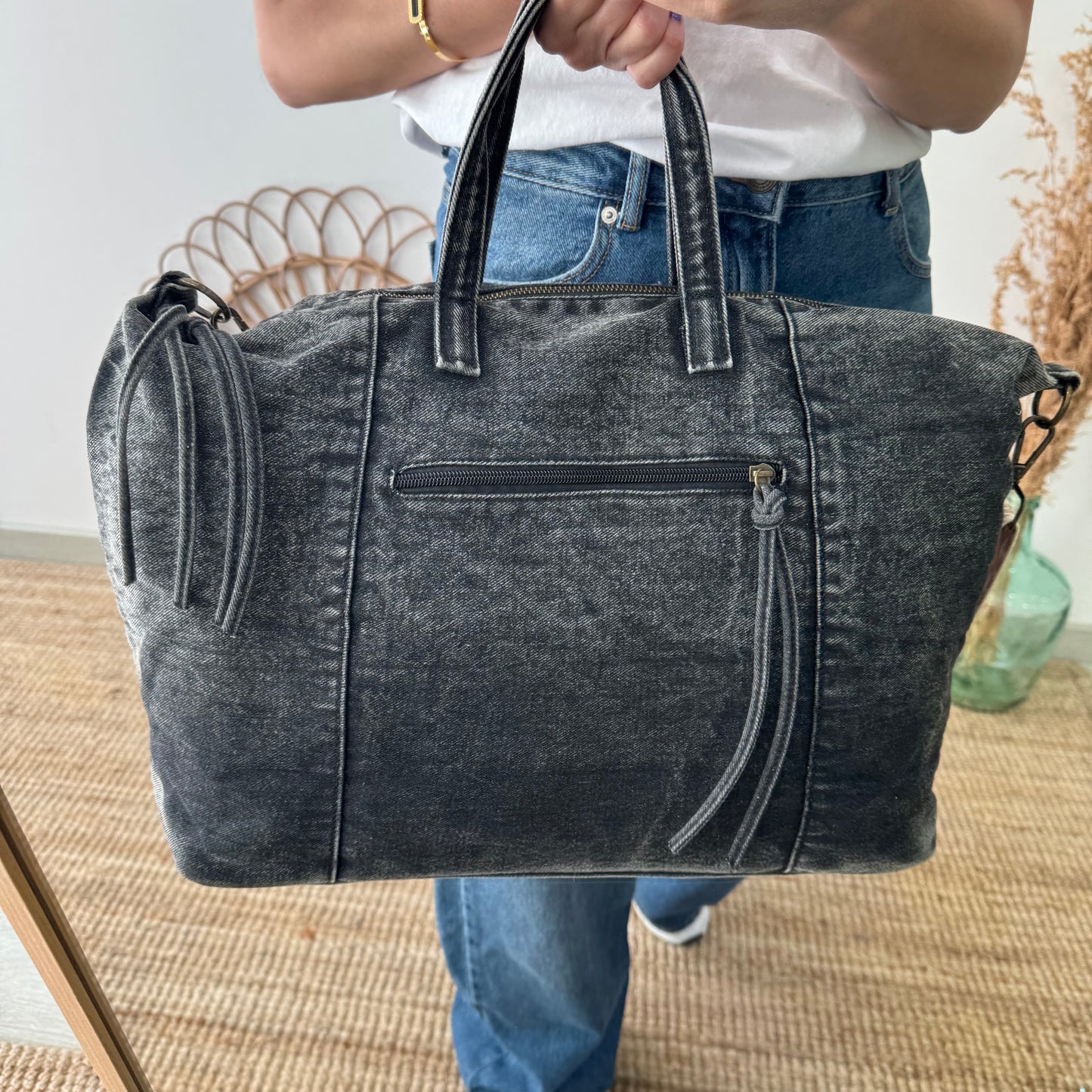 Bolsa denim ovalada negro iniciales bordadas