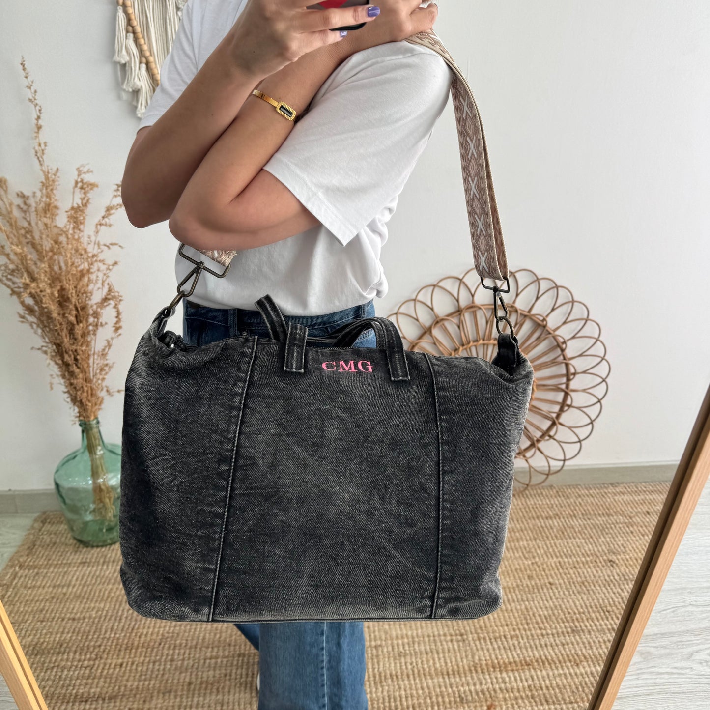 Bolsa denim ovalada negro iniciales bordadas