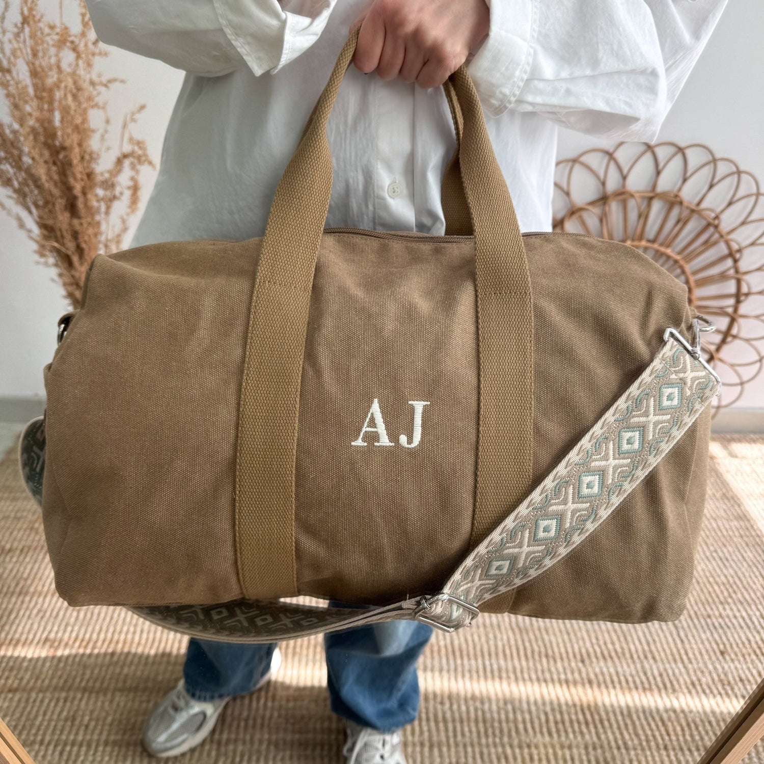 Bolsa loneta ovalada marron iniciales bordadas - Bubbleshopbcn