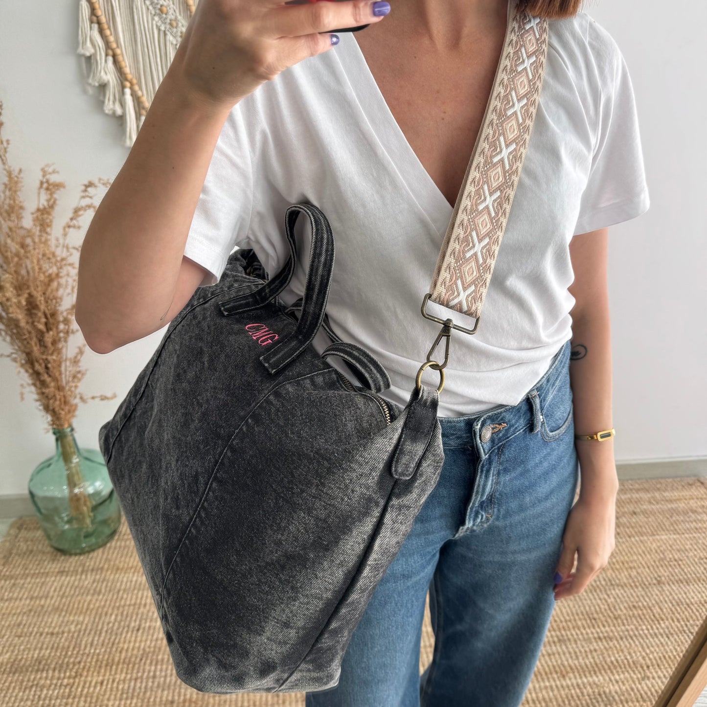 Bolsa denim ovalada negro iniciales bordadas