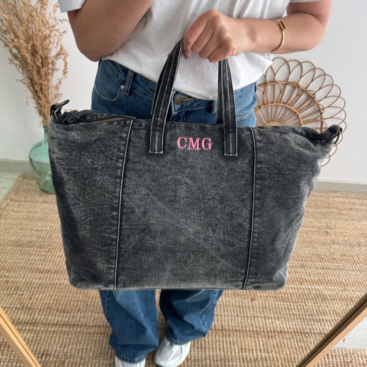 Bolsa denim ovalada negro iniciales bordadas