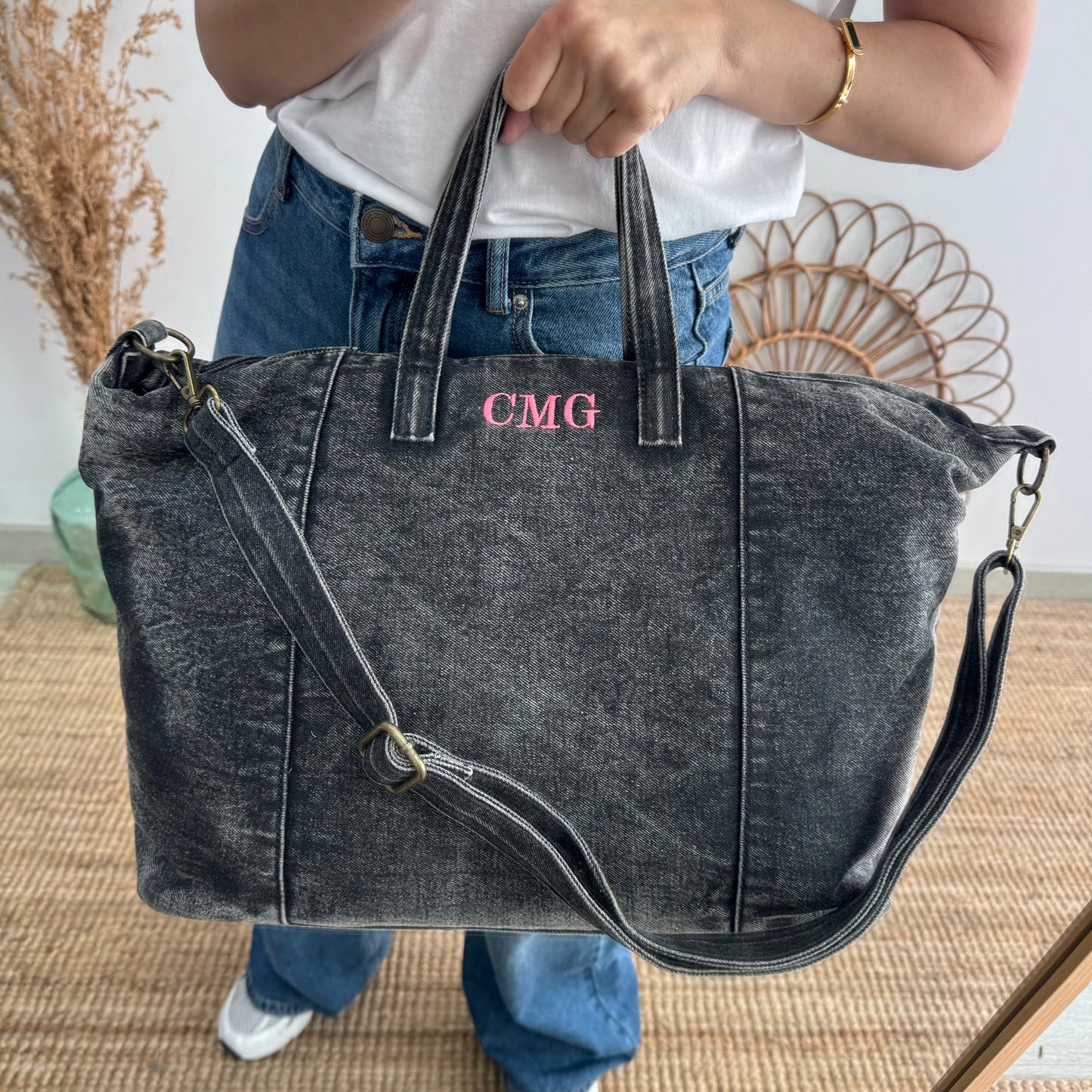 Bolsa denim ovalada negro iniciales bordadas