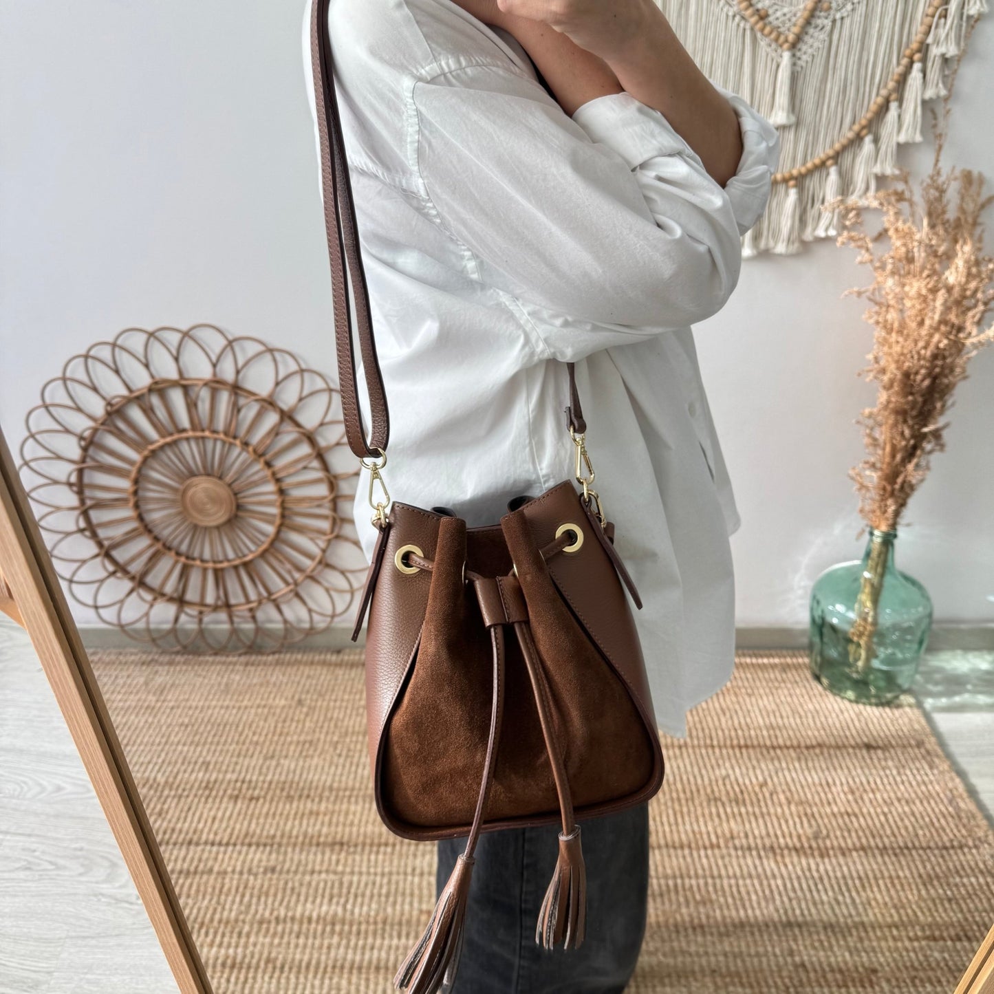 Bolso bucket combinado serraje y piel marrón pompón iniciales bordadas - Bubbleshopbcn