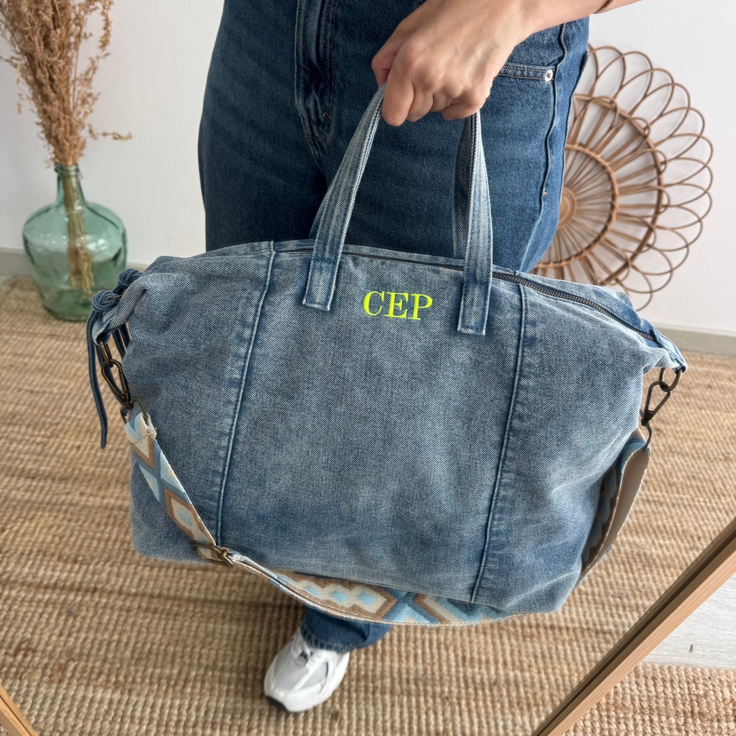 Bolsa denim ovalada azul iniciales bordadas