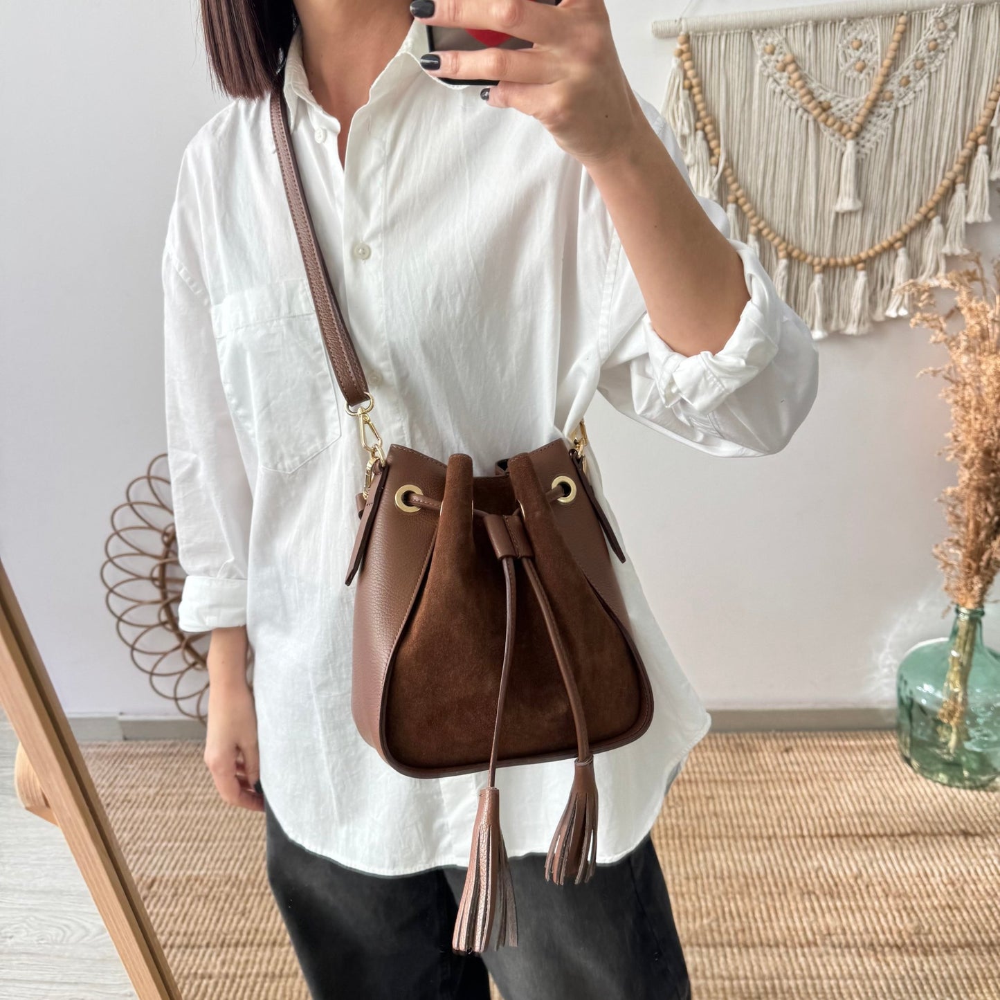 Bolso bucket combinado serraje y piel marrón pompón iniciales bordadas - Bubbleshopbcn