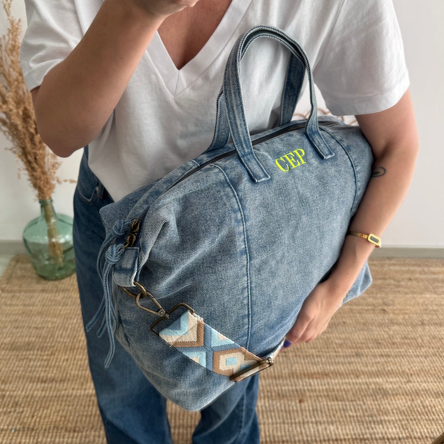 Bolsa denim ovalada azul iniciales bordadas