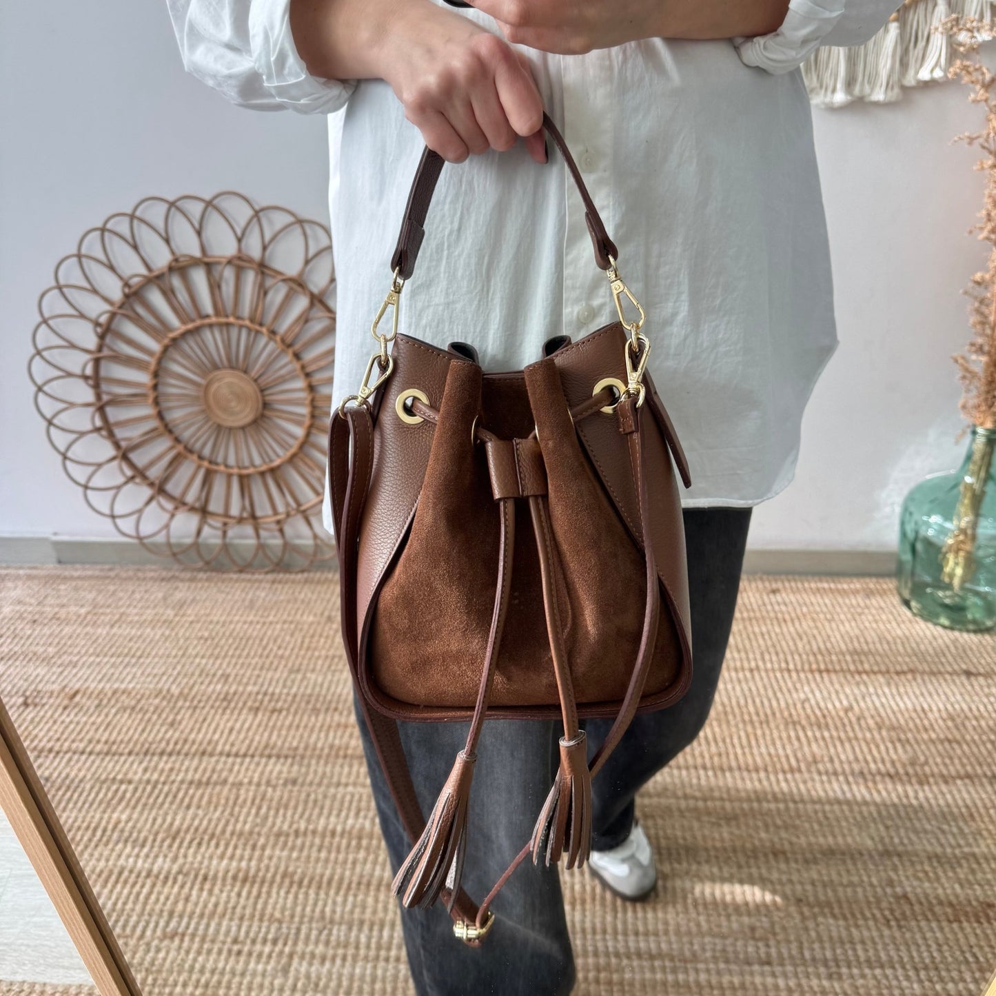 Bolso bucket combinado serraje y piel marrón pompón iniciales bordadas - Bubbleshopbcn