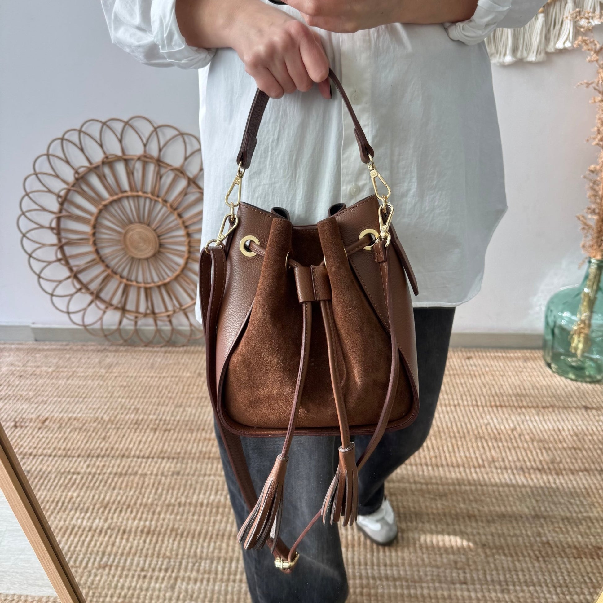 Bolso bucket combinado serraje y piel marrón pompón iniciales bordadas - Bubbleshopbcn