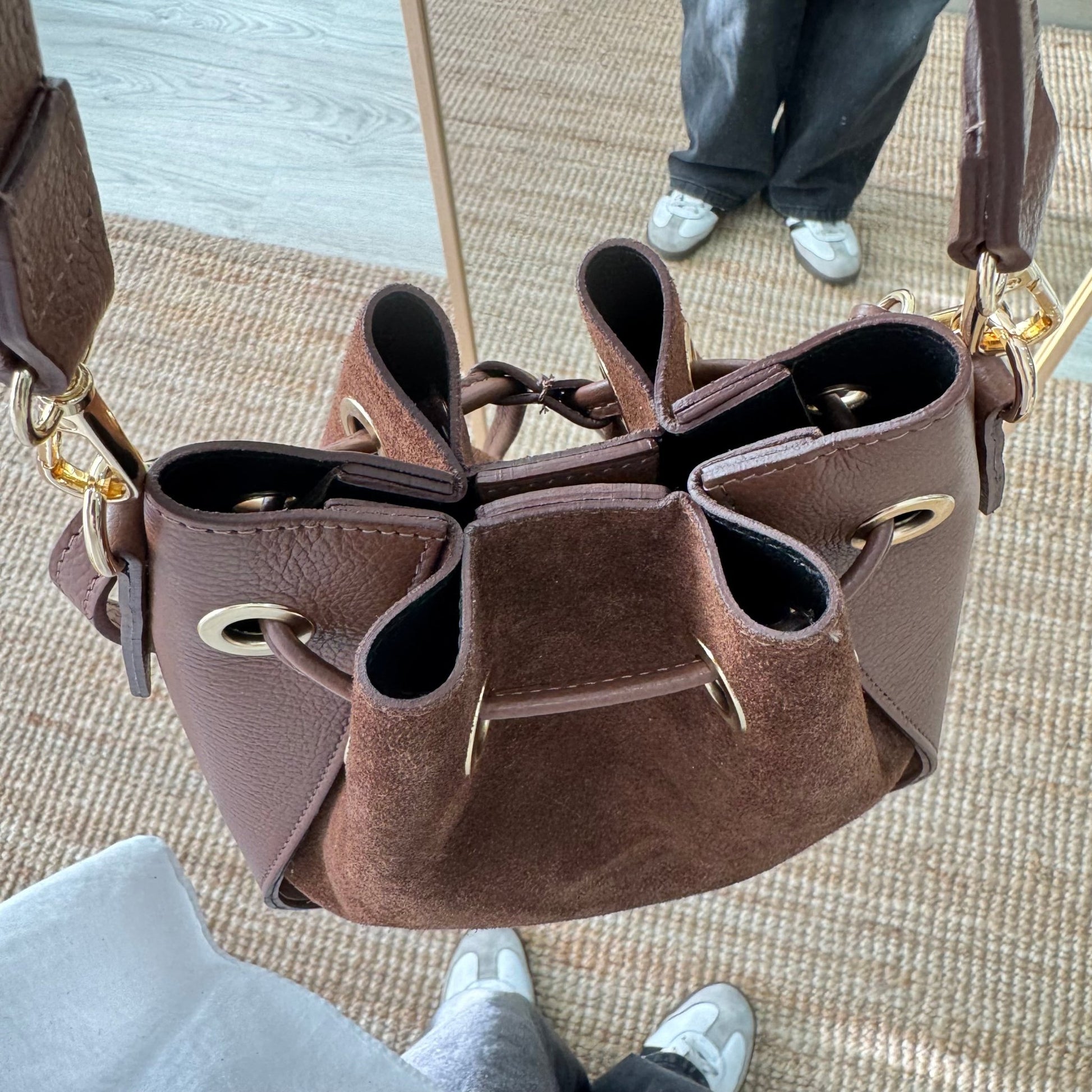 Bolso bucket combinado serraje y piel marrón pompón iniciales bordadas - Bubbleshopbcn