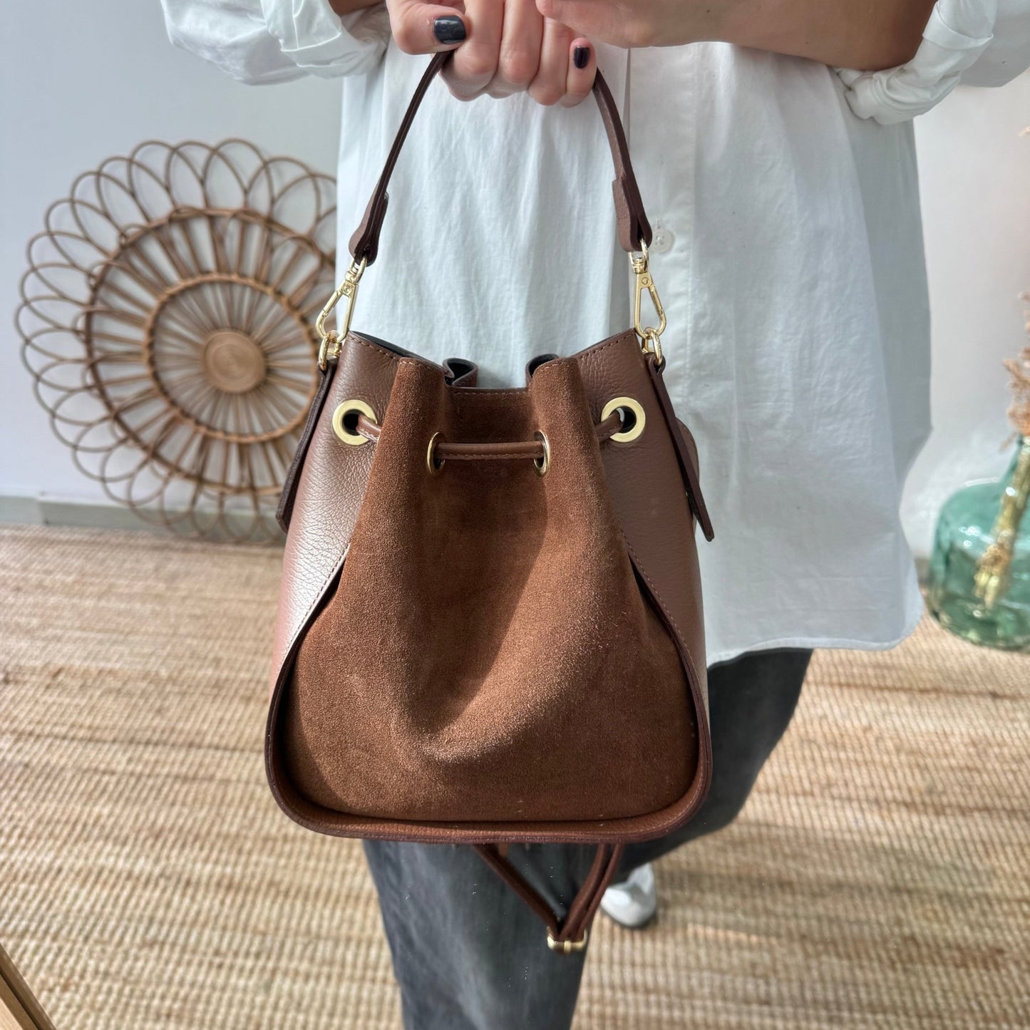 Bolso bucket combinado serraje y piel marrón pompón iniciales bordadas - Bubbleshopbcn
