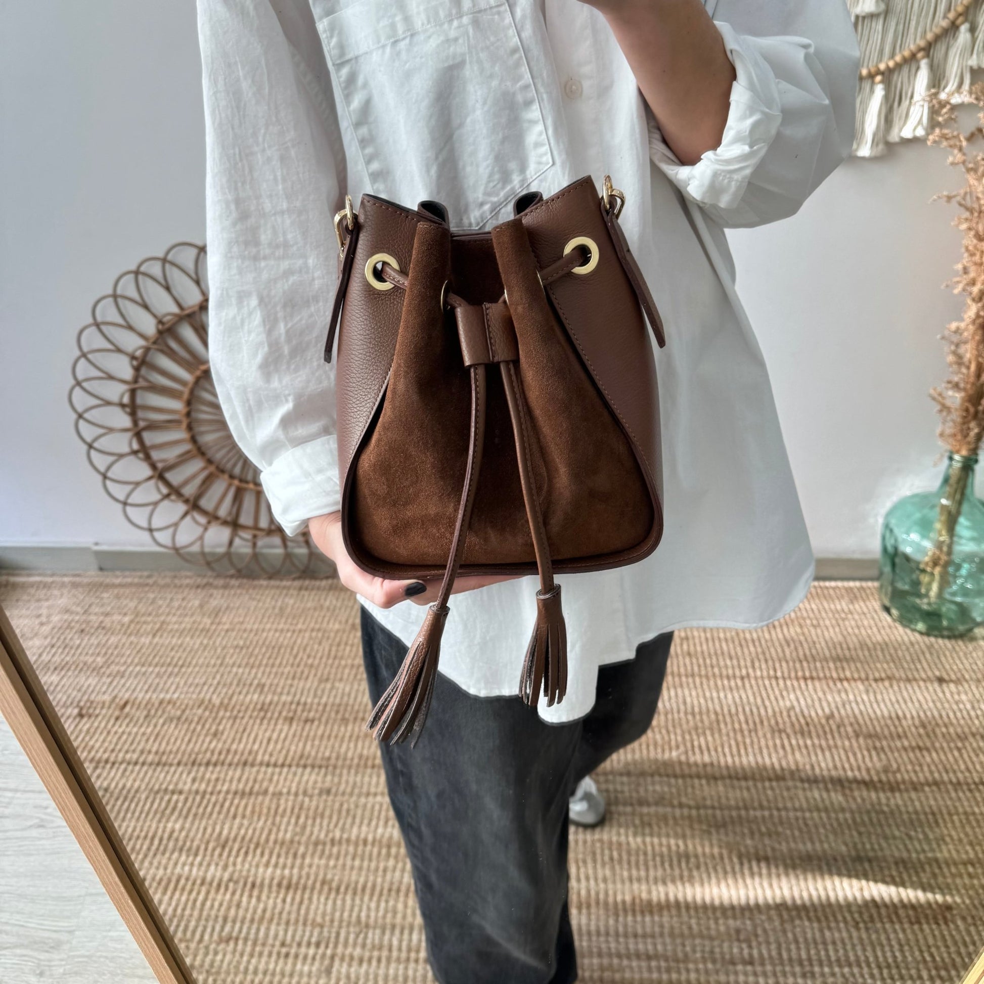 Bolso bucket combinado serraje y piel marrón pompón iniciales bordadas - Bubbleshopbcn