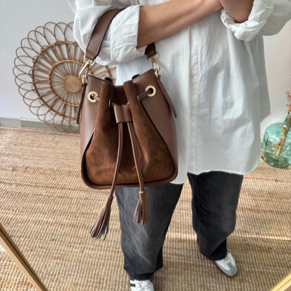 Bolso bucket combinado serraje y piel marrón pompón iniciales bordadas - Bubbleshopbcn