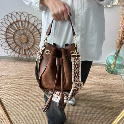 Bolso bucket combinado serraje y piel marrón pompón iniciales bordadas - Bubbleshopbcn
