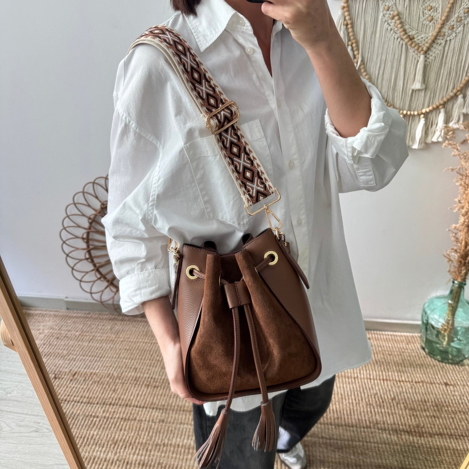 Bolso bucket combinado serraje y piel marrón pompón iniciales bordadas - Bubbleshopbcn