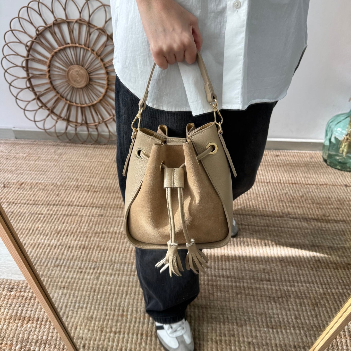 Bolso bucket combinado serraje y piel taupe pompón iniciales bordadas - Bubbleshopbcn