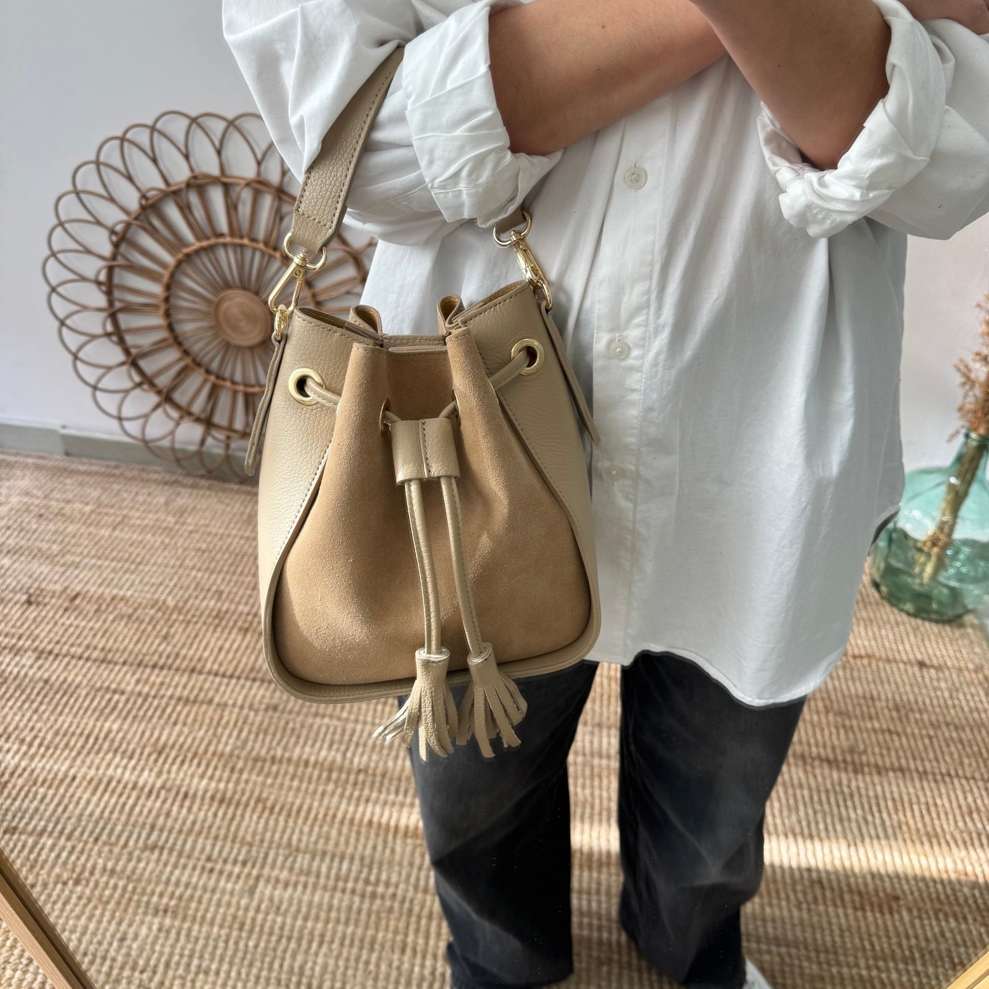 Bolso bucket combinado serraje y piel taupe pompón iniciales bordadas - Bubbleshopbcn