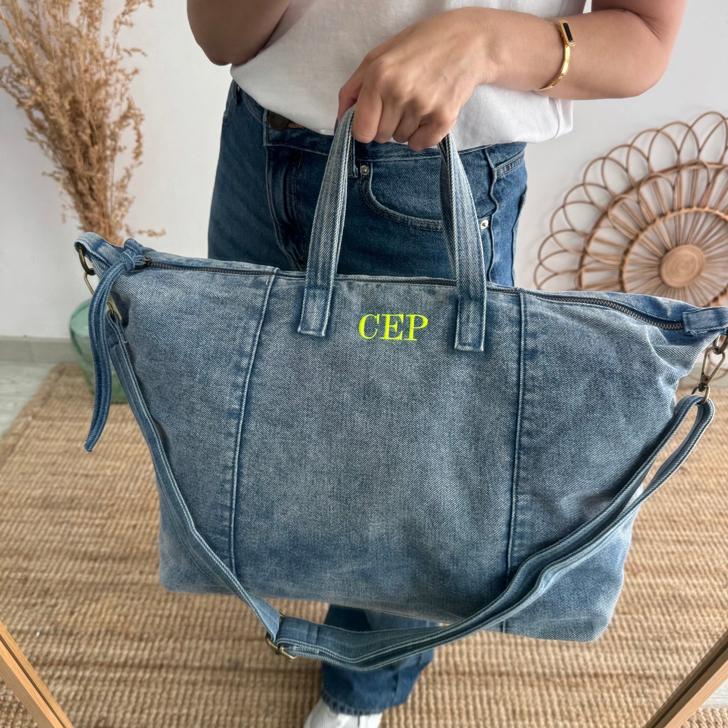 Bolsa denim ovalada azul iniciales bordadas
