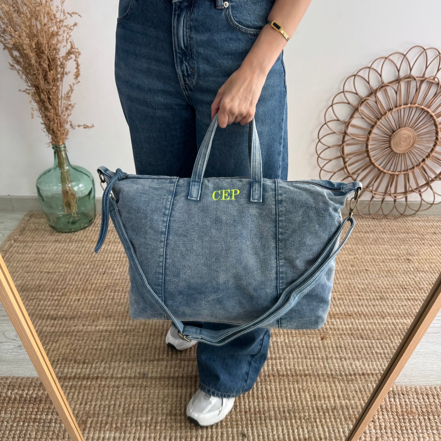 Bolsa denim ovalada azul iniciales bordadas