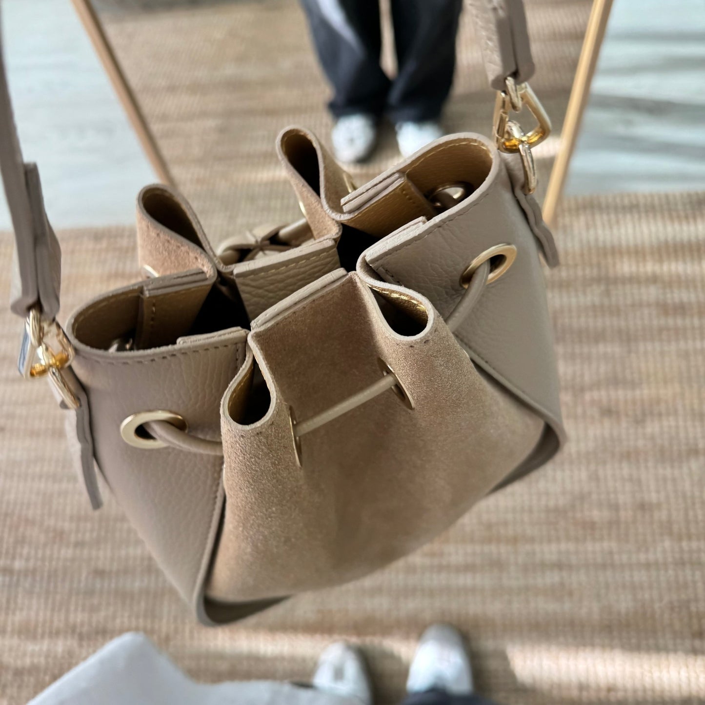 Bolso bucket combinado serraje y piel taupe pompón iniciales bordadas - Bubbleshopbcn