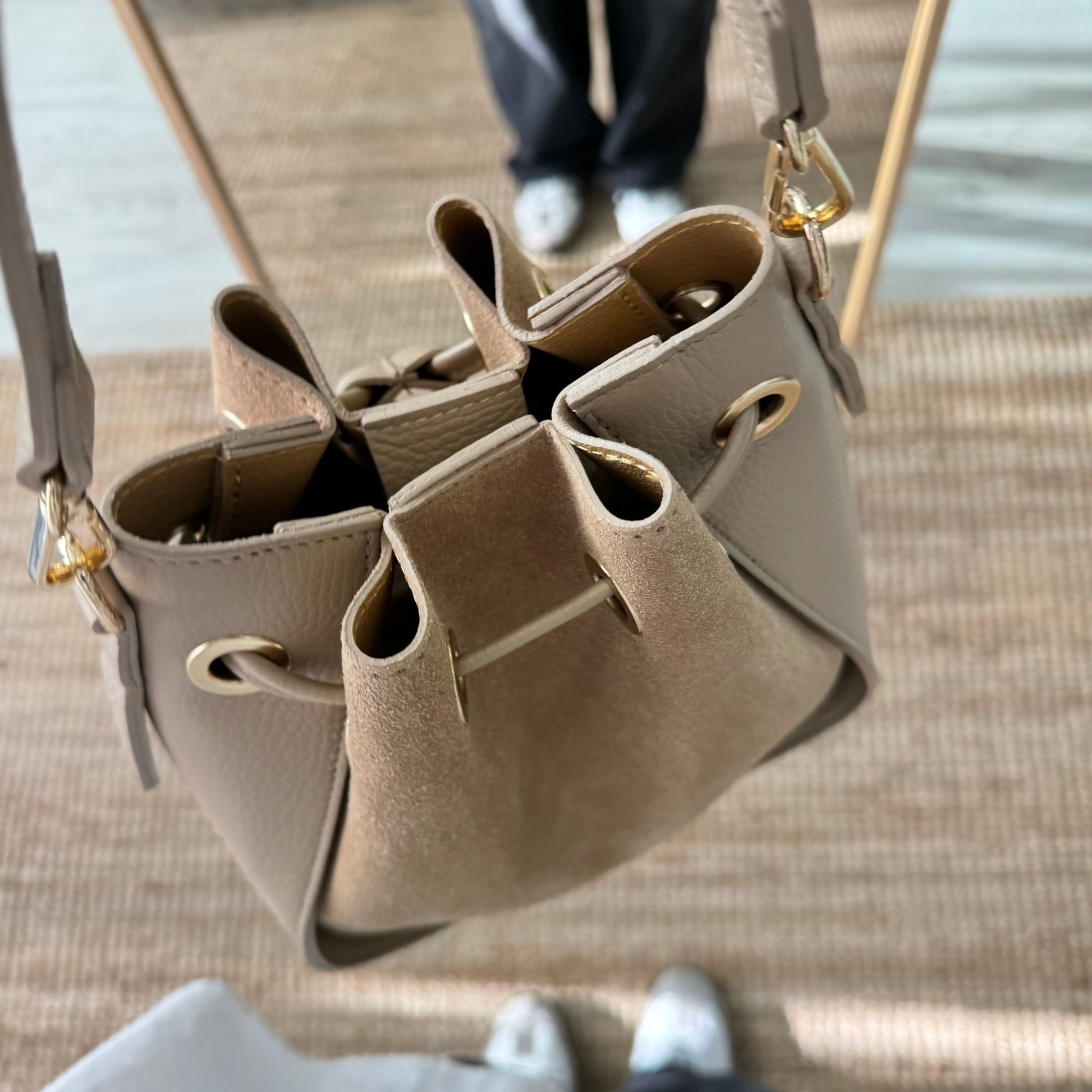 Bolso bucket combinado serraje y piel taupe pompón iniciales bordadas - Bubbleshopbcn