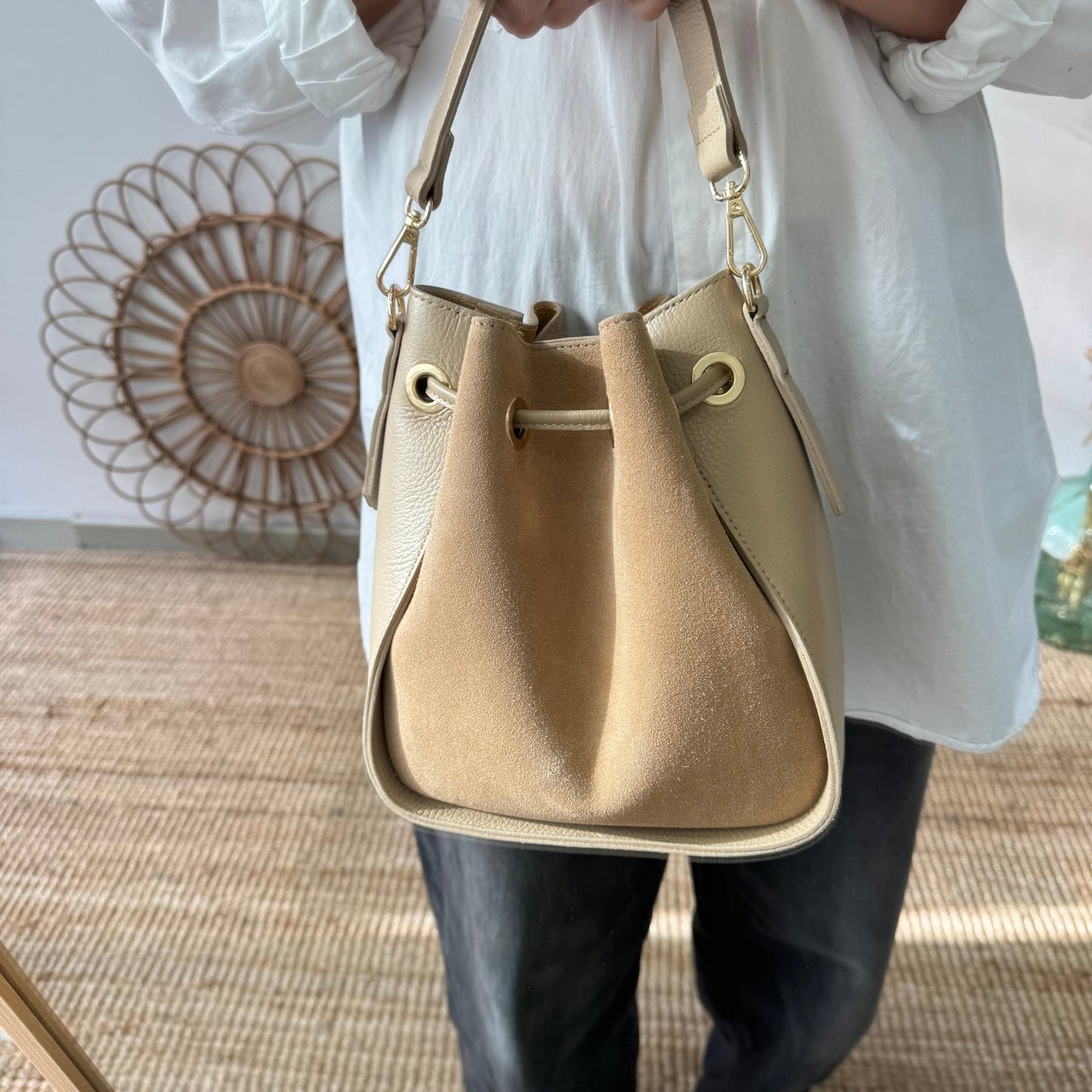 Bolso bucket combinado serraje y piel taupe pompón iniciales bordadas - Bubbleshopbcn