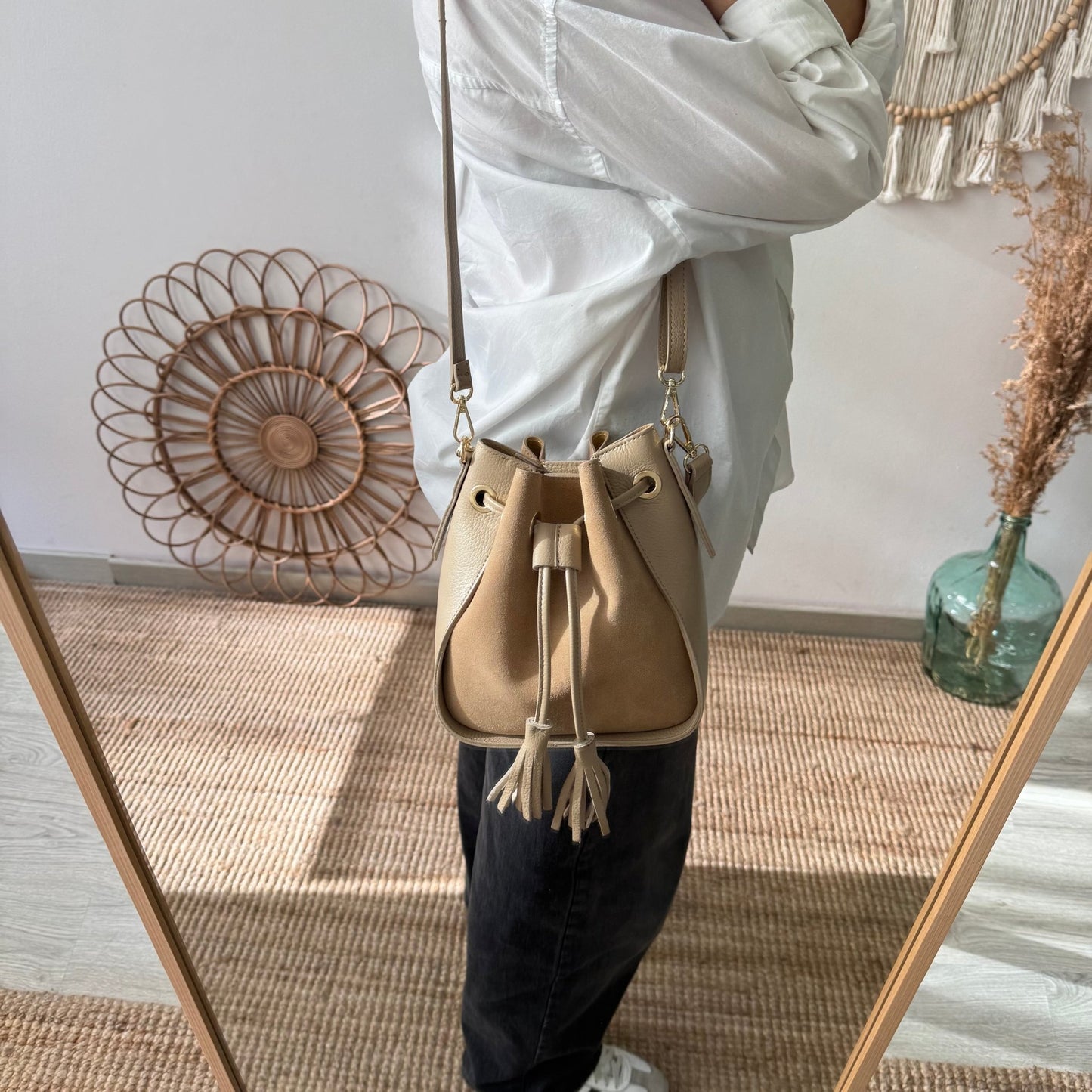 Bolso bucket combinado serraje y piel taupe pompón iniciales bordadas - Bubbleshopbcn