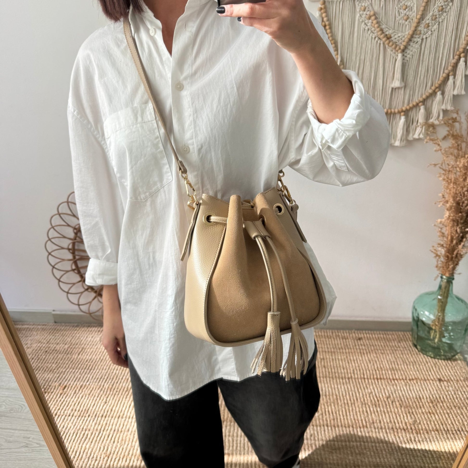 Bolso bucket combinado serraje y piel taupe pompón iniciales bordadas - Bubbleshopbcn