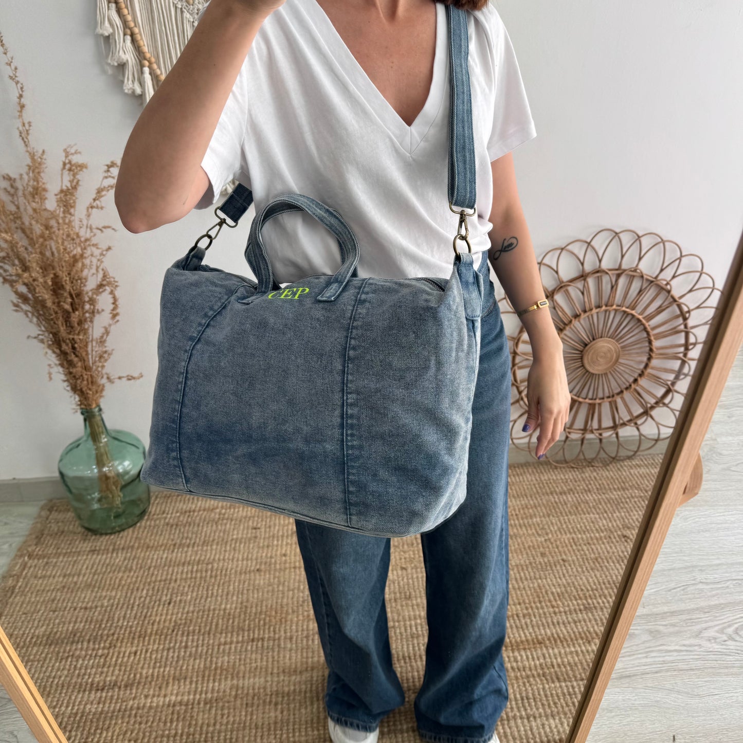 Bolsa denim ovalada azul iniciales bordadas