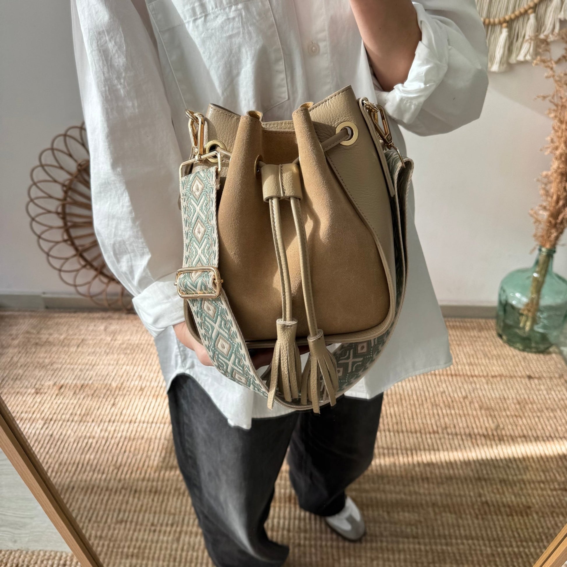 Bolso bucket combinado serraje y piel taupe pompón iniciales bordadas - Bubbleshopbcn