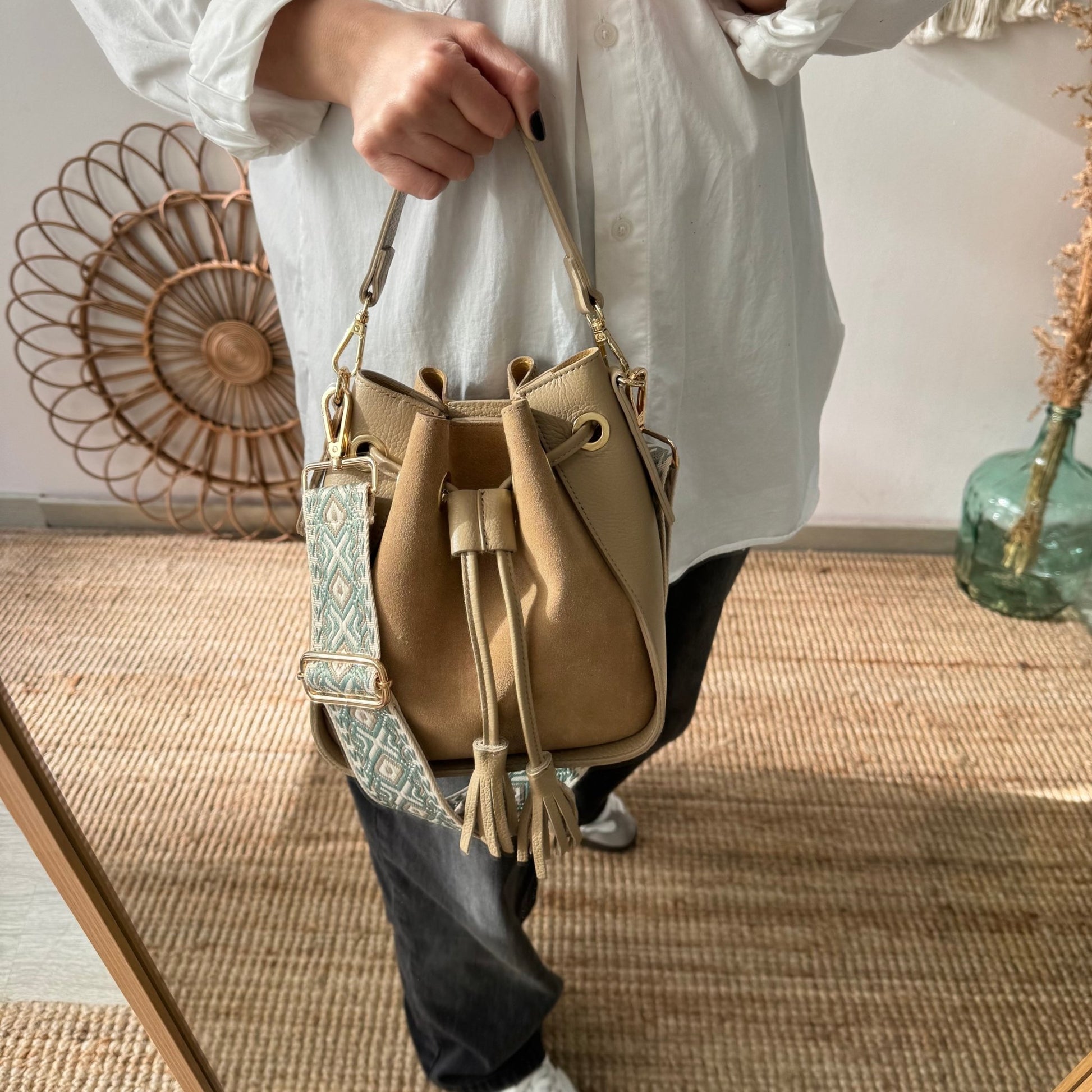Bolso bucket combinado serraje y piel taupe pompón iniciales bordadas - Bubbleshopbcn