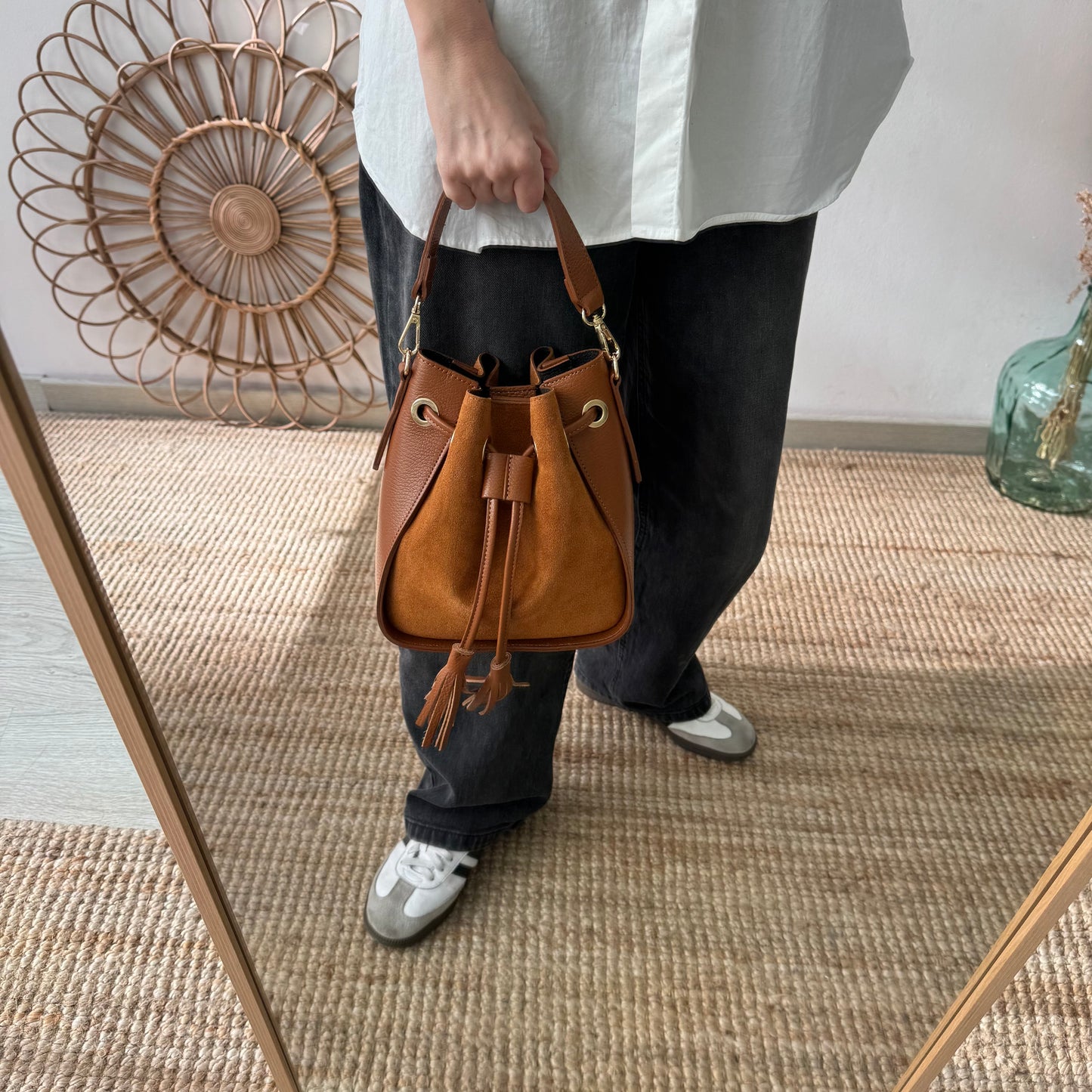 Bolso bucket combinado serraje y piel camel pompón iniciales bordadas