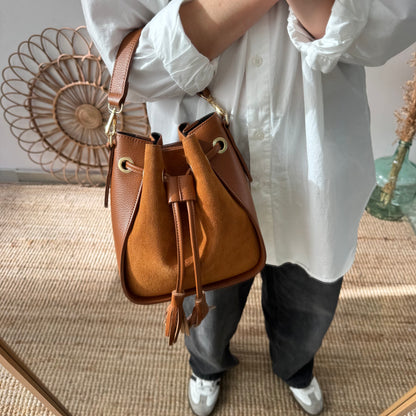 Bolso bucket combinado serraje y piel camel pompón iniciales bordadas