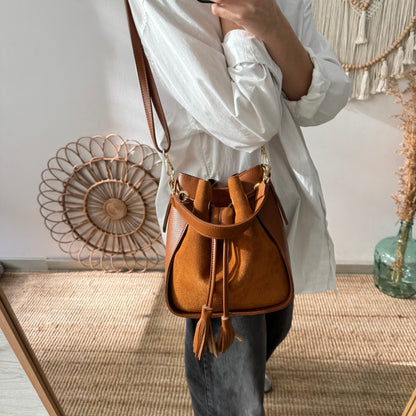 Bolso bucket combinado serraje y piel camel pompón iniciales bordadas