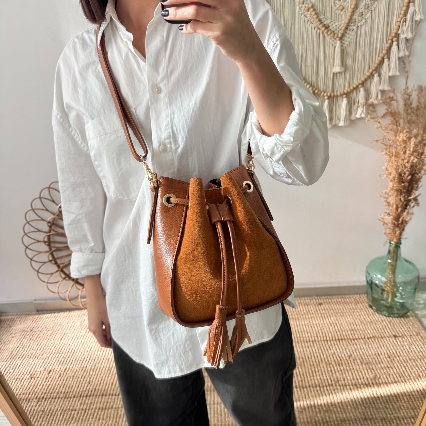 Bolso bucket combinado serraje y piel camel pompón iniciales bordadas