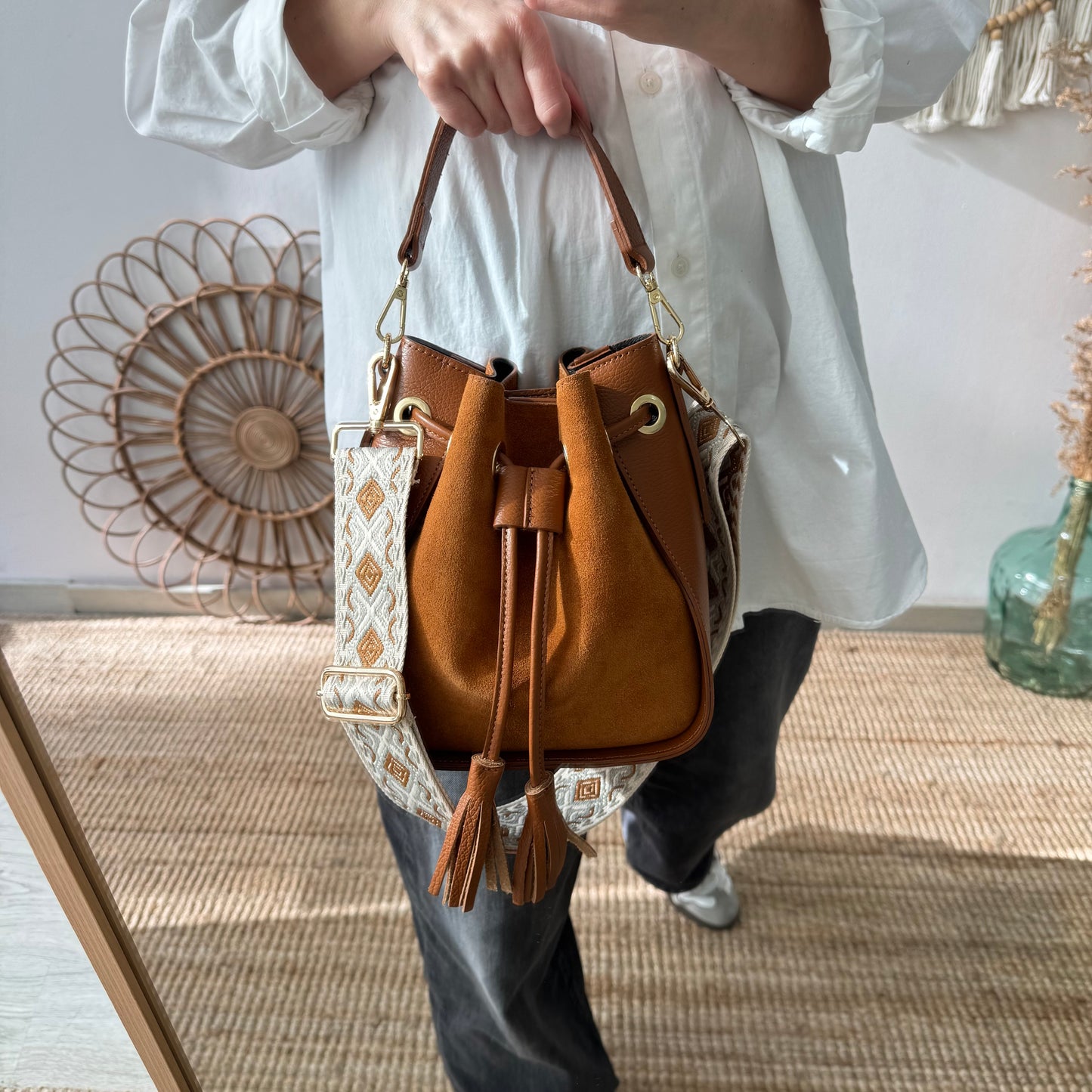 Bolso bucket combinado serraje y piel camel pompón iniciales bordadas