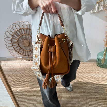 Bolso bucket combinado serraje y piel camel pompón iniciales bordadas