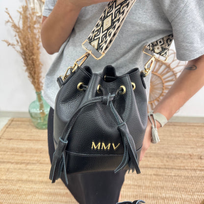 Bolso bucket piel negro pompón iniciales bordadas