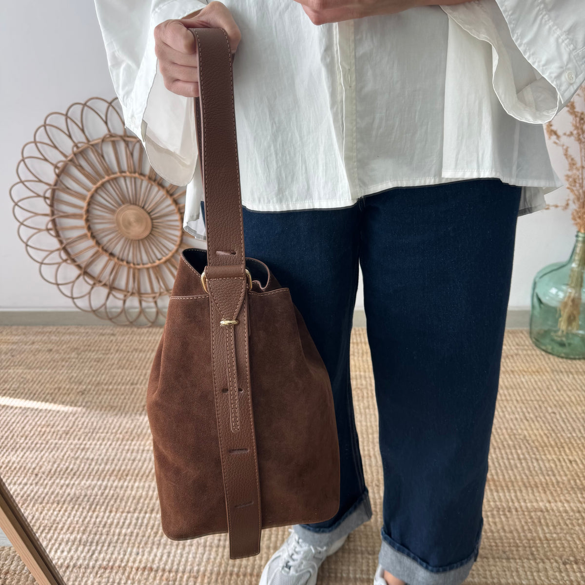 Bolso cubo serraje y piel marrón