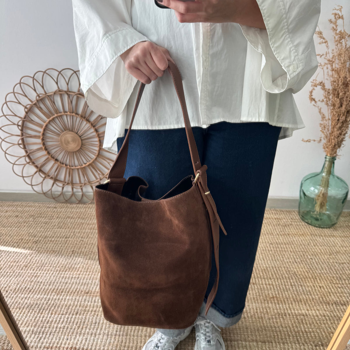 Bolso cubo serraje y piel marrón