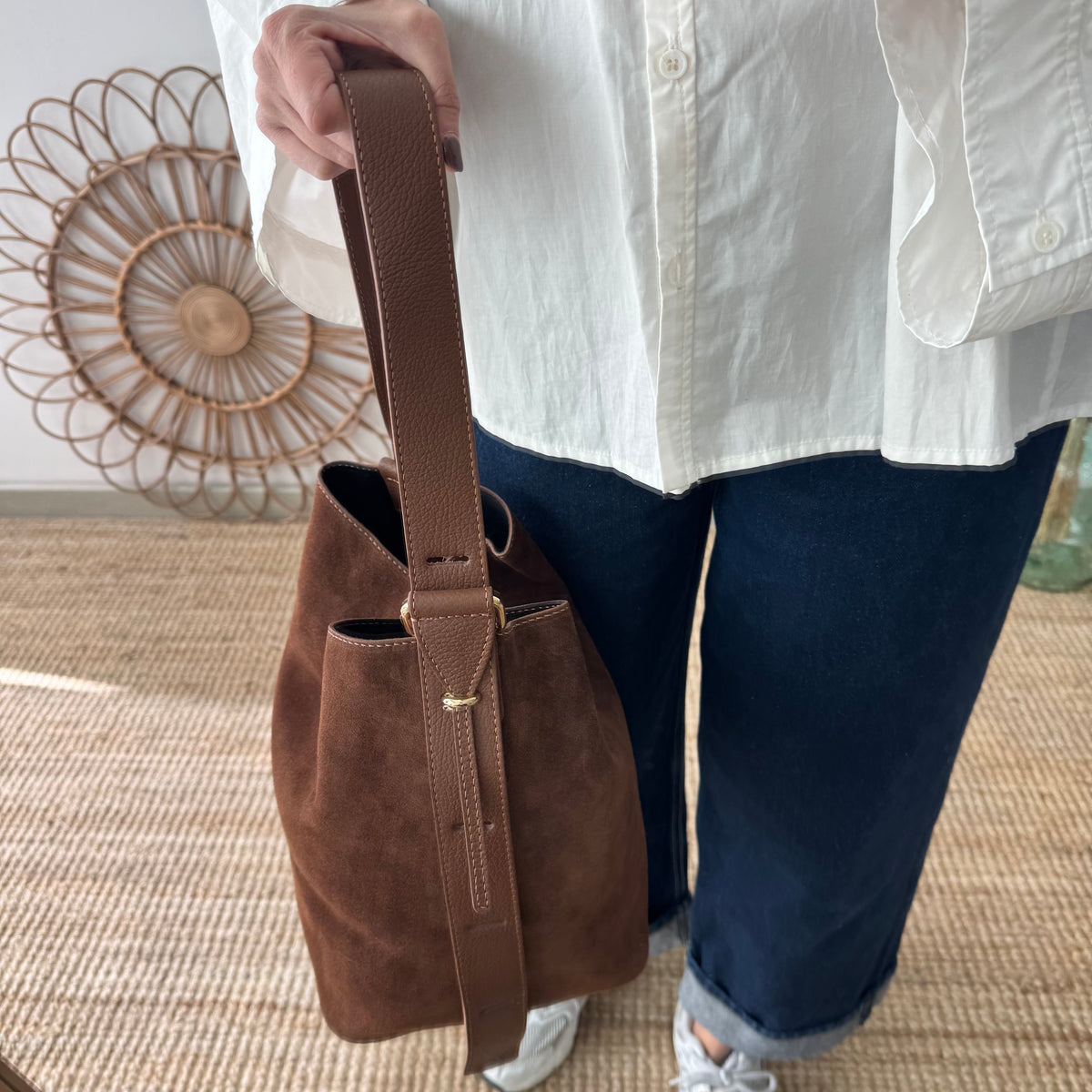 Bolso cubo serraje y piel marrón