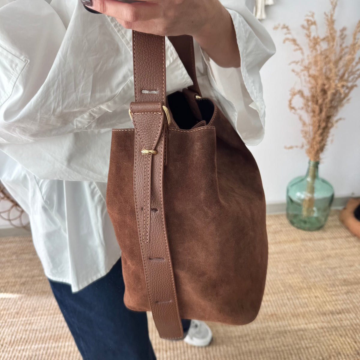 Bolso cubo serraje y piel marrón