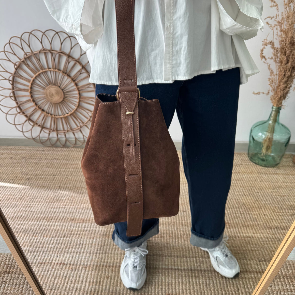 Bolso cubo serraje y piel marrón